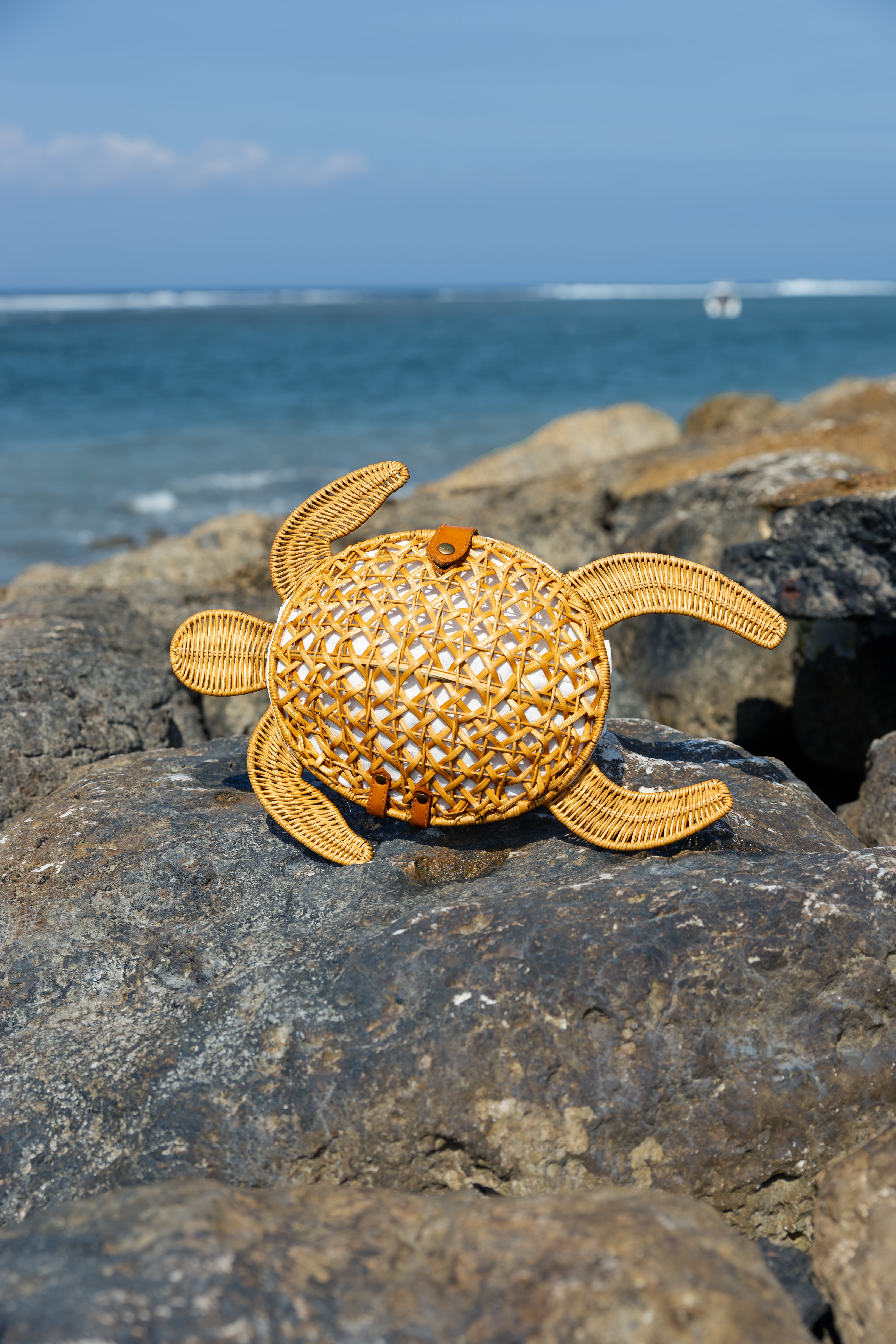 La Marina – Handcrafted Turtle-Shaped Rattan Crossbody Bag