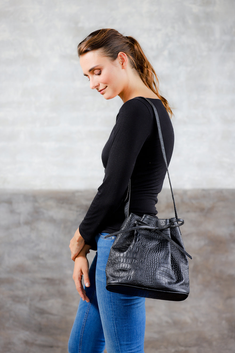 Model Wearing Crocodile Embossed Leather Crossbody Bucket Handbag for Women